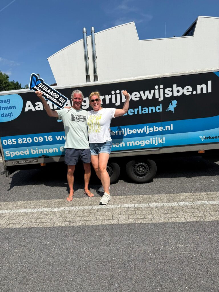 Geslaagde cursist staat voor een lesvoertuig met aanhanger van Aanhangerrijbewijs BE in Utrecht.